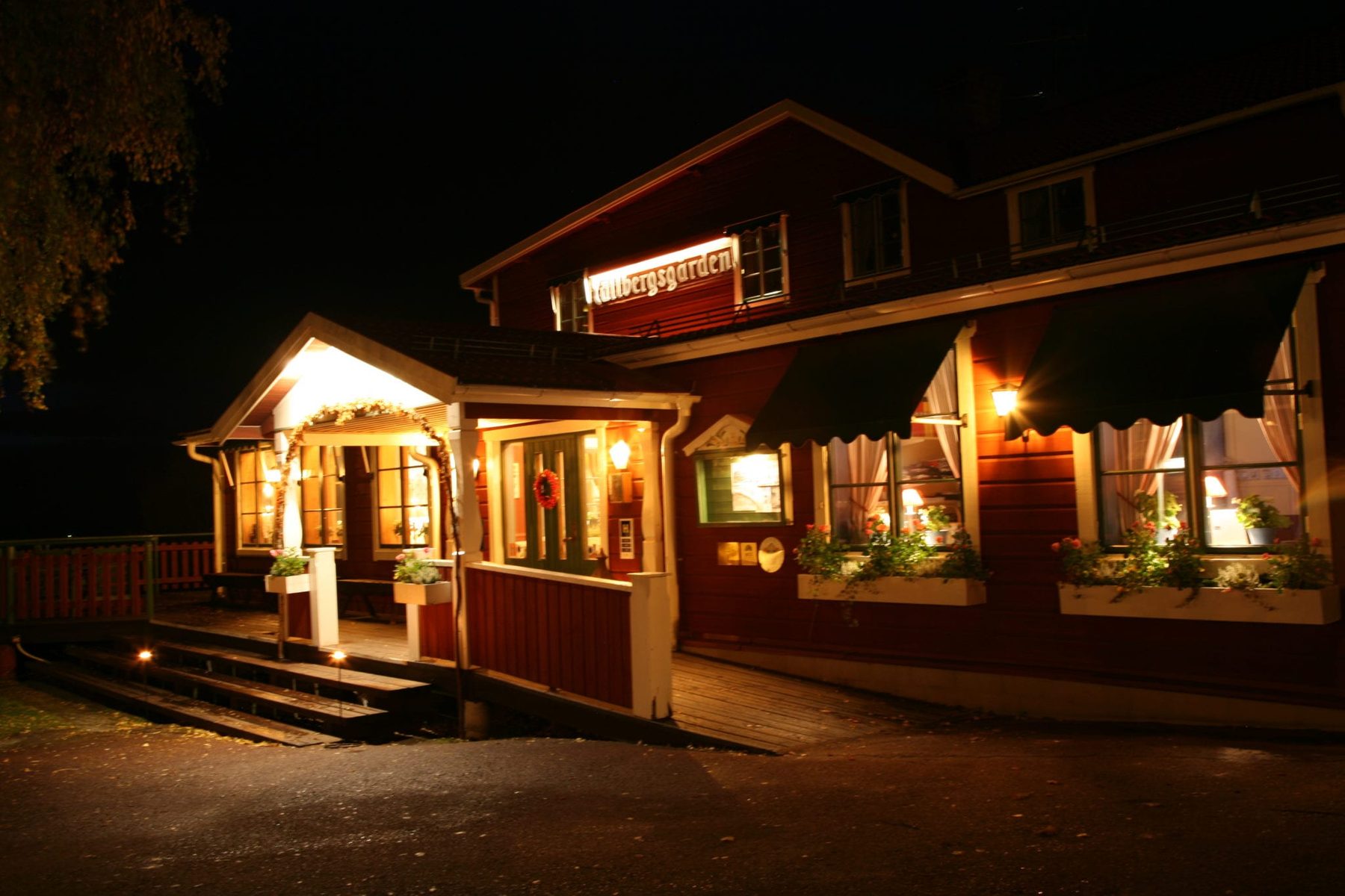 Gården i kvällsljus